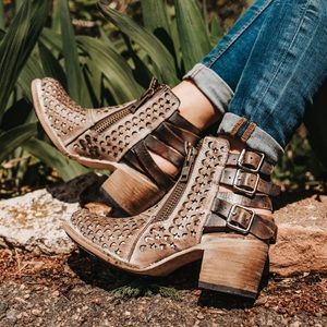 FREEBIRD Taupe Dahlia Sz 7